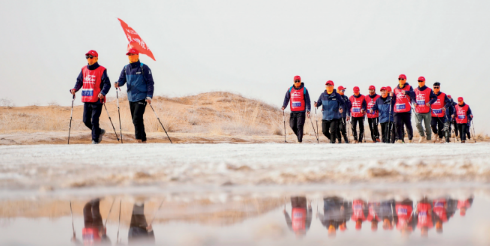 加油干不设限突破2023兔师傅腾格里沙漠徒步训练营举行(图1)